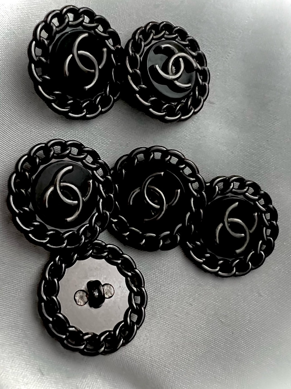 (Set of 6/23mm) Black enamel on blackened alloy /CC logo/Shank back buttons